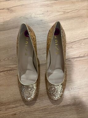 NWT Unisa gold sparkle heels